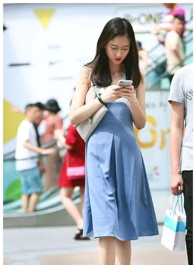 「身上穿着一」一双粉红色的尖头高跟鞋让她显得年轻又靓丽,看上去特别唯美