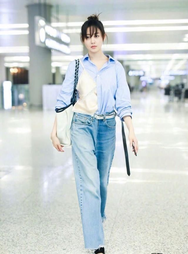 真是服了张天爱，皮带不系好，吊带裙外穿，这么爱秀性感?