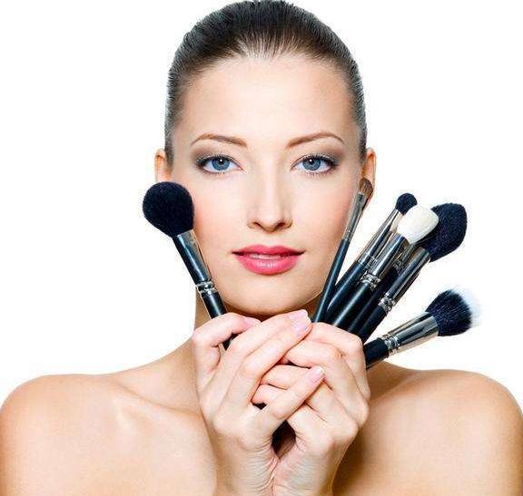 坚持素颜和坚持化妆的女生, 10年后谁会成为人生赢家?