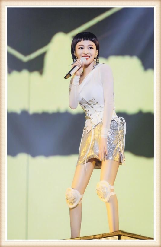 张韶涵现机场，4千块的透明手袋毫无隐私可言，网友：白给我都不