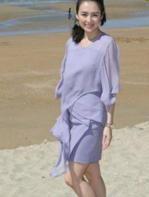 章子怡在海滩游玩照片流出,笑得特别的甜,网友