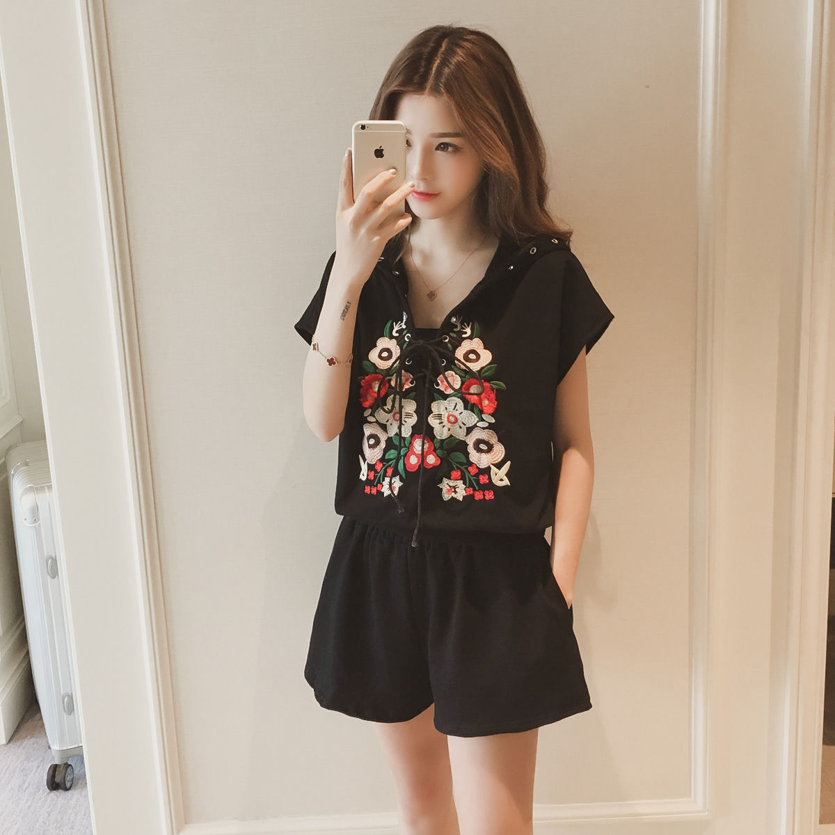 越来越多女人不穿连衣裙,只穿“如下套装”,凹凸性感忒迷人