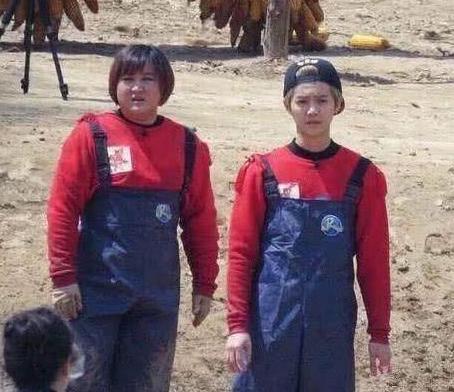 看完160斤贾玲与86斤唐嫣同穿白色T恤衫，就懂没胸也要减肥