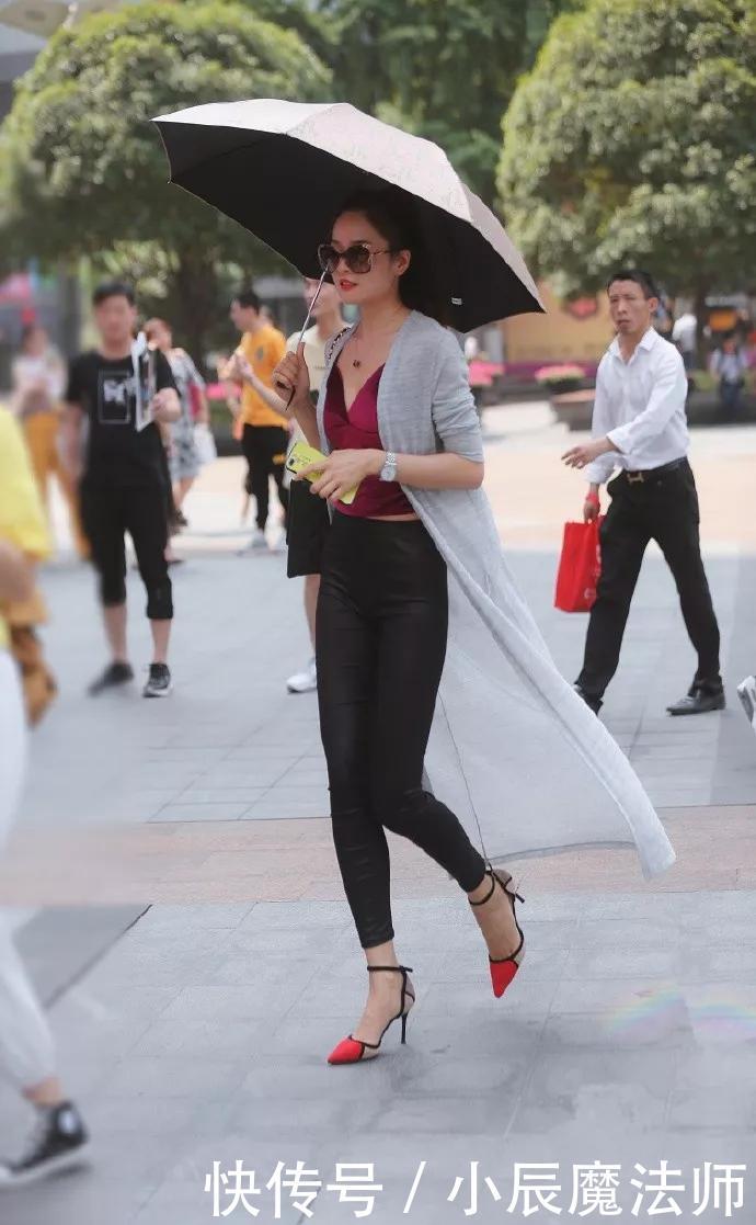  「气质」美女穿搭：纯白色的露肩荷叶边喇叭袖衬衫，带着无限的优雅和甜美