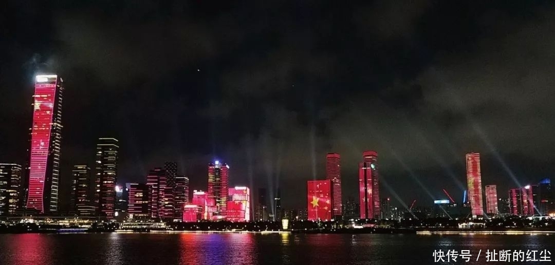 深圳湾上空：我爱香港！网友：热泪盈眶！