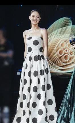 50岁的金星厉害了!挑战赵薇陶虹同穿波点裙,网友:到底谁赢了