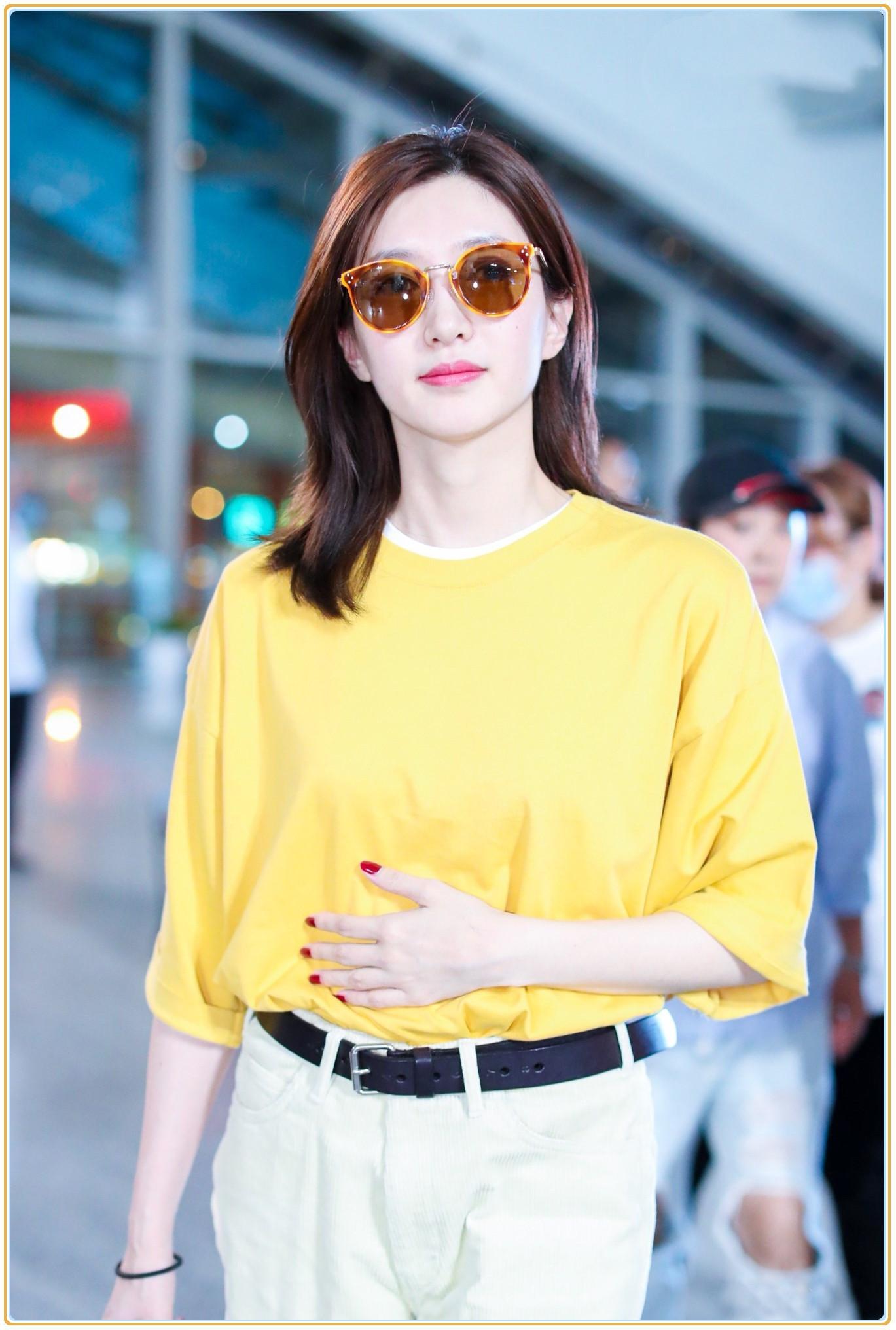 当江疏影和陈瑶同穿亮黄色上衣，才知道熟女和少女的差距有多大！
