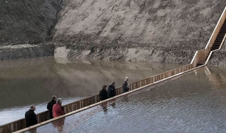 世界唯一的隐形桥,工人建桥时把图纸拿反了,居然把桥建到水下