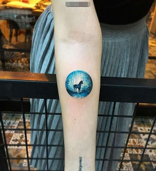 女纹身师纹出了硬币大小的纹身，仔细一看纹身，吓的人魂都掉了