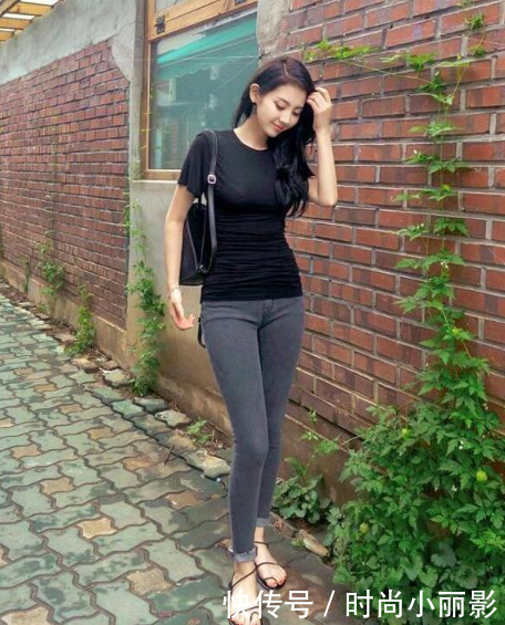 美女身材高挑,轻松驾驭包臀裙,展露女性妩媚迷人的韵味！