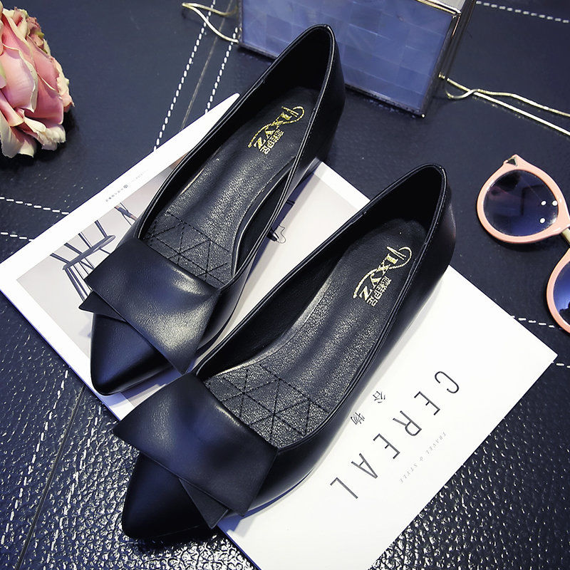 穿高跟鞋脚会痛,那就试试平底单鞋吧!照样让你变身时髦女人