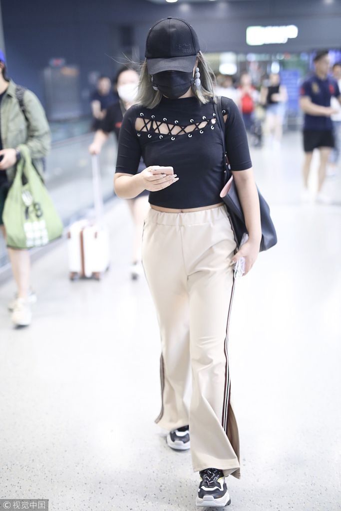 ＂菊势“依旧大好！王菊与公司解约风波后亮相 露脐紧身上衣秀好