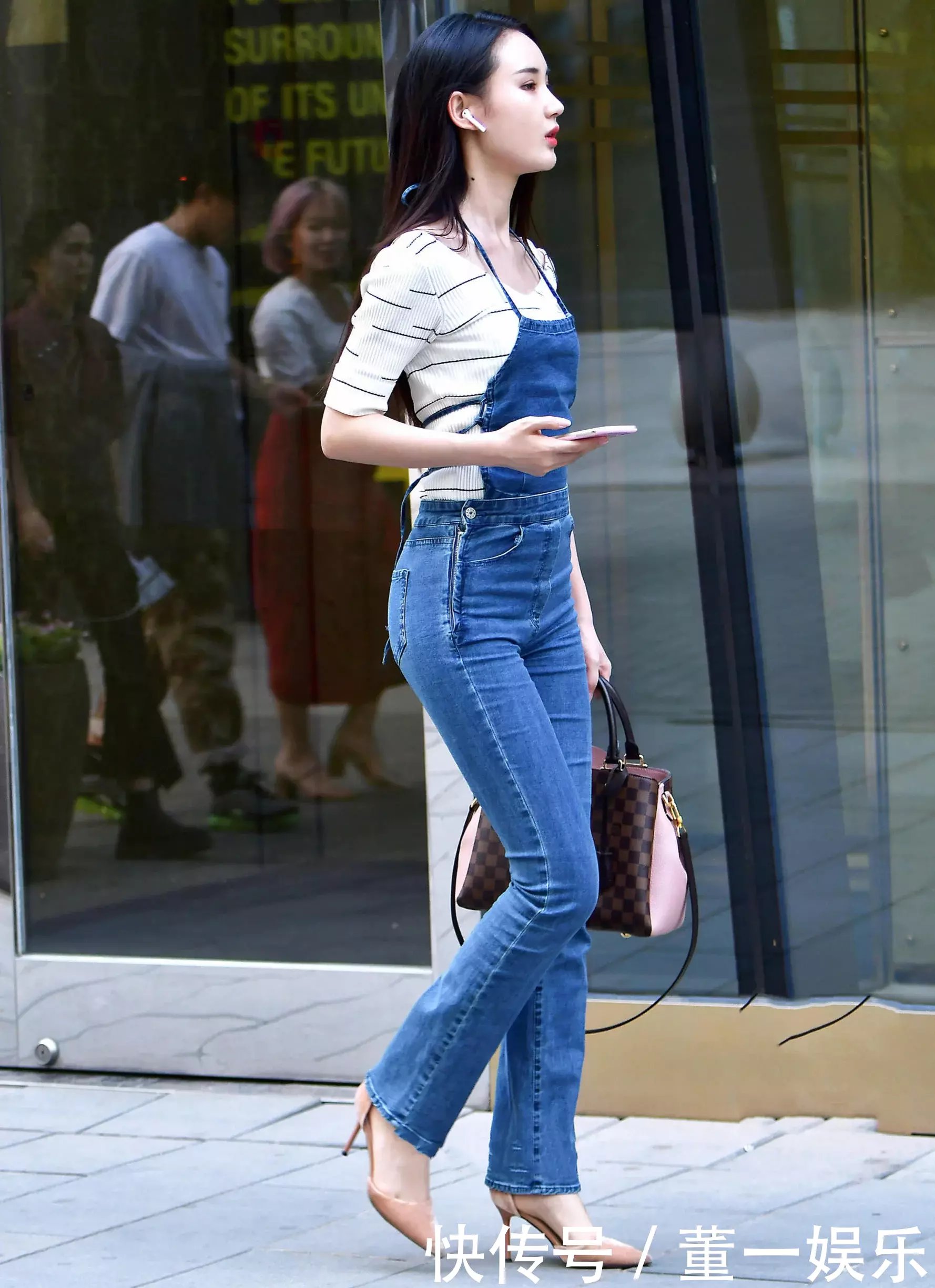 气质小姐姐紧身牛仔裤，让人觉得双腿更加修长.网友：美女果然都