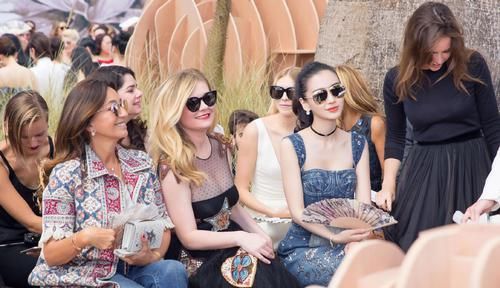  「真的」Angelababy真的漂亮！穿牛仔刺绣长裙高挑纤细，看上去知性魅力