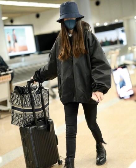  『内搭』Angelababy穿羽绒服也不显胖，配圆领衬衫紧身裤，身材好就是任性