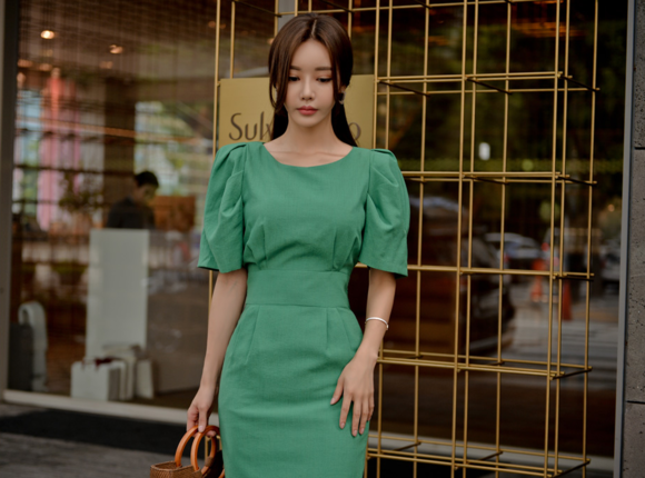 头条女神孙允珠，青松柏木夏日绿茵灯笼袖礼裙