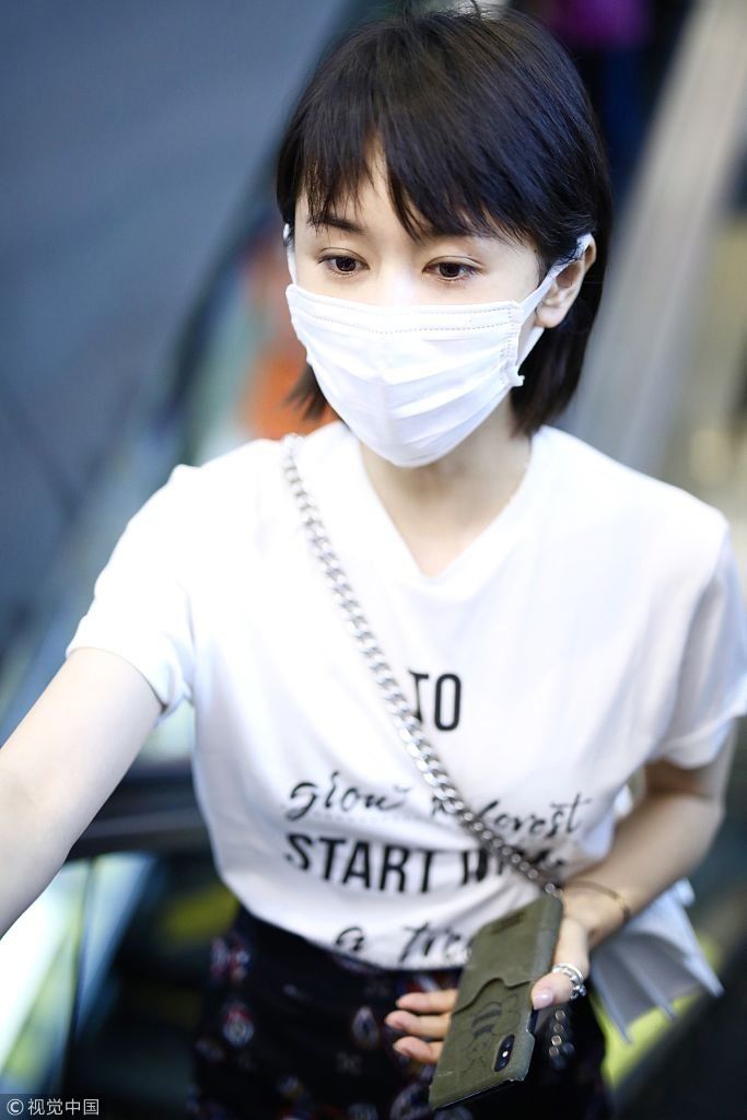 王子文白T配包臀裙身材娇小玲珑 口罩遮面撩发充满女人味