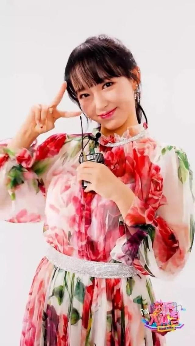 撞衫迪丽热巴被虐惨!迪丽热巴显贵气，她却像在地摊上买的?