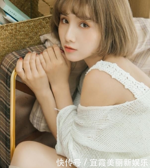  【写真】小姐姐拍写真演绎英伦风, 模样清甜, 一身穿搭超适合校园女生