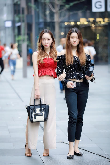 街拍路人，小姐姐穿衣搭配十分优雅，穿出了东方女人的独特韵味！