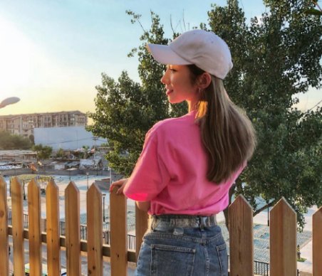 同是98年，周洁琼脖子粗到上热搜，拍照不敢露，孟美岐却美成仙女