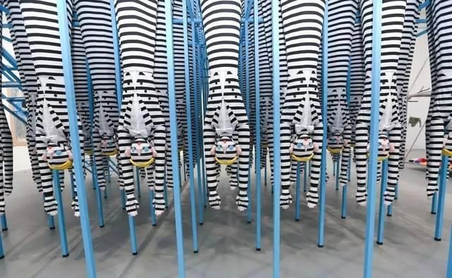  时装画技法■用＂洗手台＂做的包包上热搜！这个圣马丁设计师还将秀场搬到了浴室？超现实画风太爱了惹！