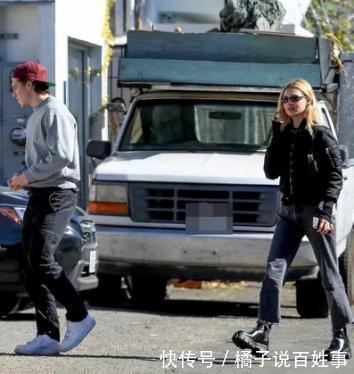  『女友』贝克汉姆大儿子携新女友逛街，新女友穿防水台高跟鞋，笑容灿烂