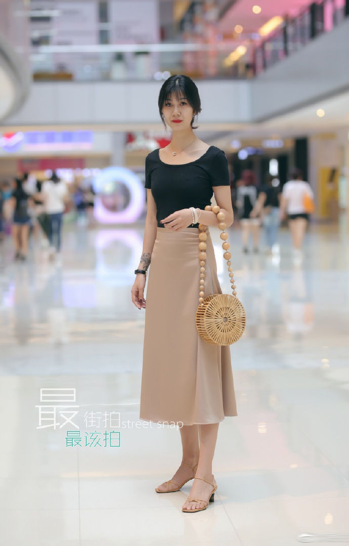 街拍成都:长得好看的女孩，都有一个共同点，那就是“瘦”!