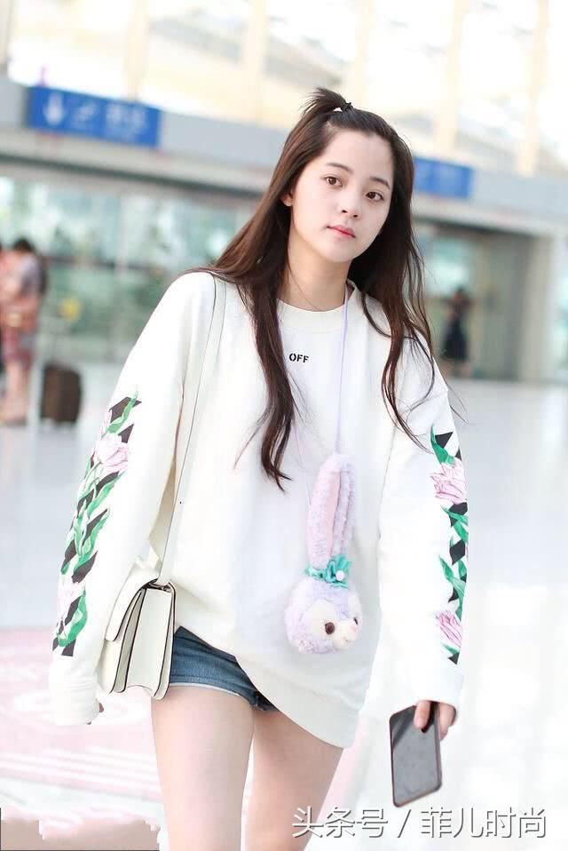 欧阳娜娜裙子穿的太短，难怪要用手挡着，网友：年纪小小就这么浪