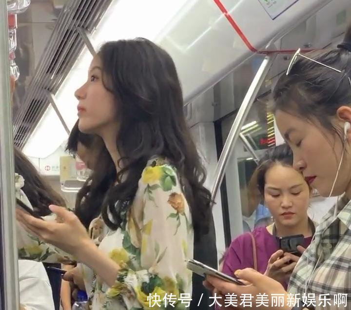  连体@地铁偶遇穿着连体裤的美女，颜值出众，尽显青春气息