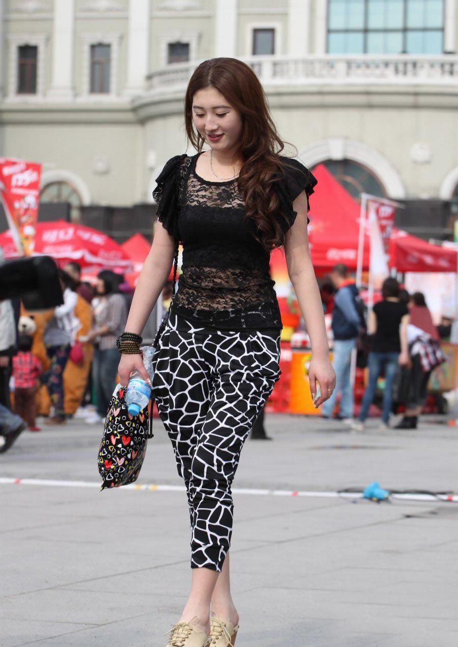 街拍:透明蕾丝上衣七分裤美女，勾勒女性美妙的身材