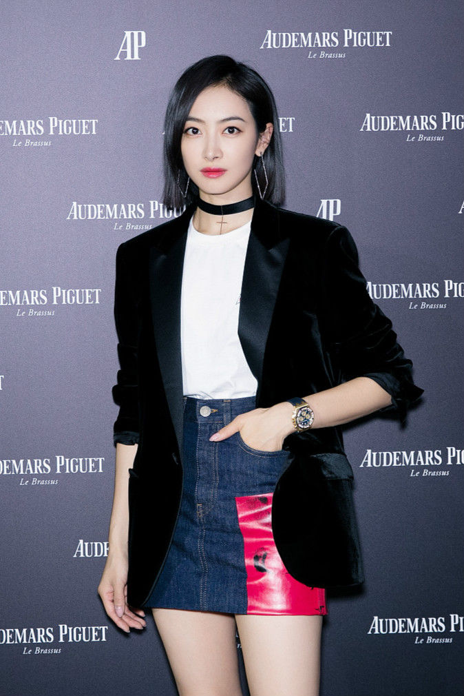 宋茜黑西装配短裙攻气十足 秀2米美腿性感迷人