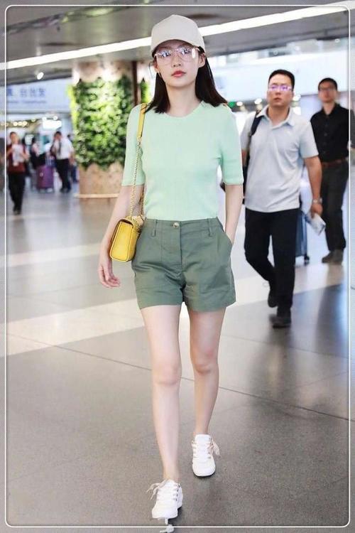 李沁穿了条短裤去机场，大长腿太惊艳，网友：女神般的身材！