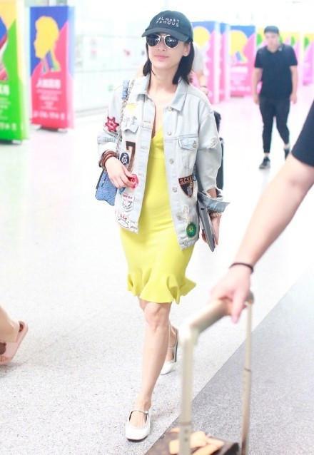 黄圣依身穿紧身连衣裙现身，惊现微凸小腹，网友：这是吃胖了？