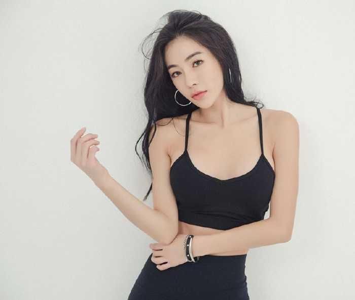 黑色吊带小姐姐前凸后翘，尽显好身材，大长腿也是十分吸睛!