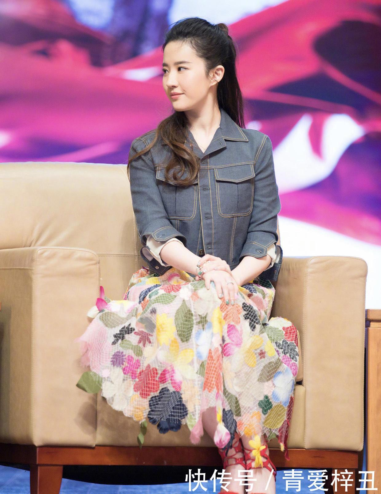  「印花」刘亦菲真是“仙女下凡”，牛仔外套内搭印花连衣裙，仙女气质十足