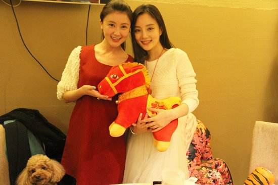 娱乐圈一张神奇的照片，5人合照已有3人出事，难道是被诅咒了？