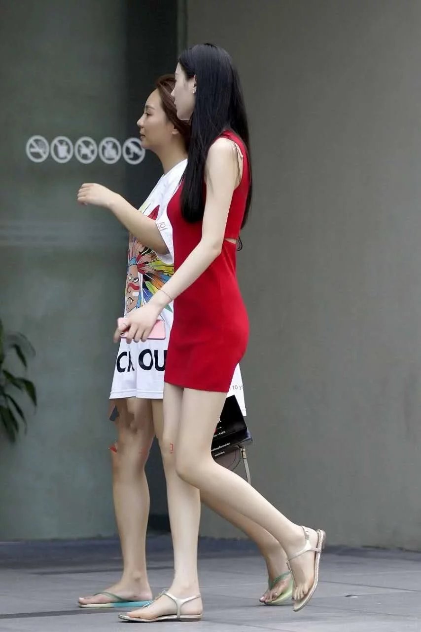 气质小姐姐大红色的包臀裙看起来非常喜庆,裹出的丰腴臀线超过了