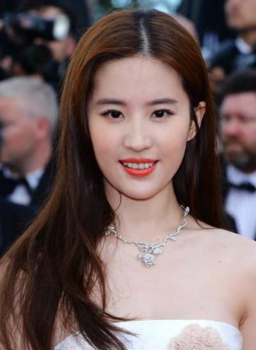  『鹅蛋脸』你适合长发、短发还是卷发？脸型决定发型，以后别再瞎剪了！