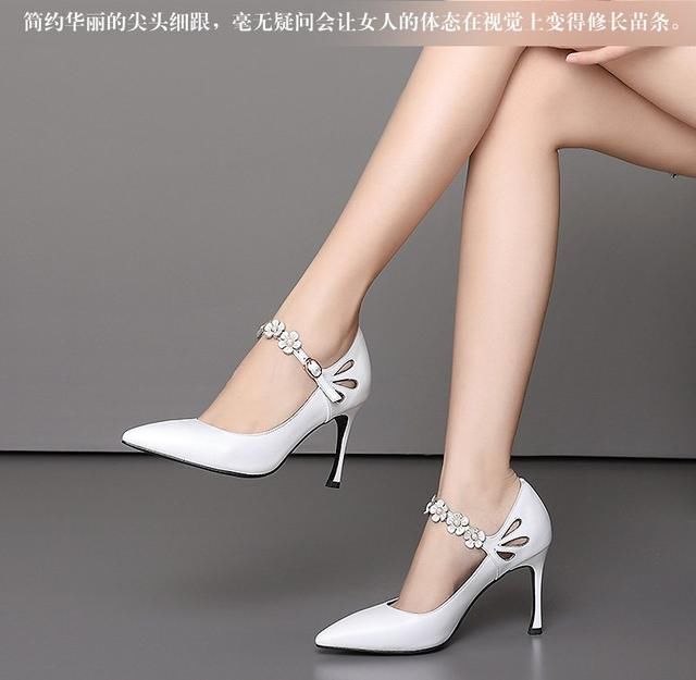 尖头细跟，清凉的高跟鞋，是夏季女孩爱美的情调！