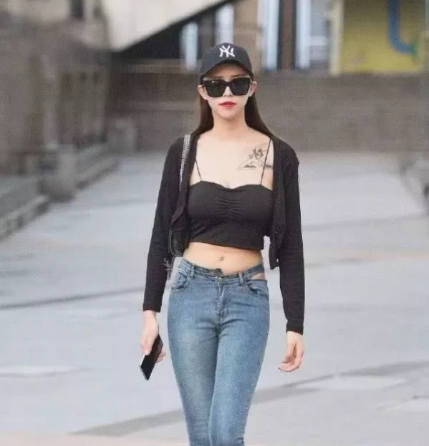  【微胖】美女街拍微胖大妹子的时尚，身材不够，搭配来凑