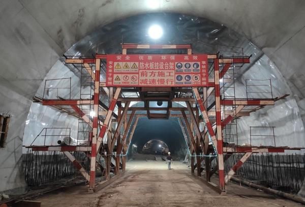  『贫困地区』陕西旬凤高速“九只窑”隧道贯通