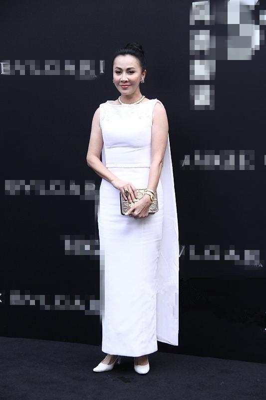 赵雅芝63岁，刘嘉玲52岁，两人同穿白色披风，差距竟如此尴尬！