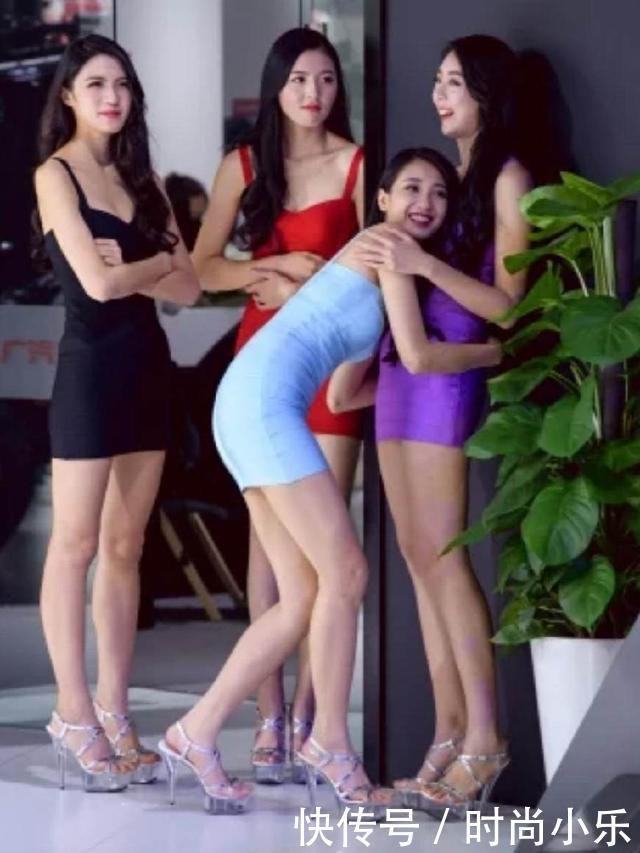 街拍:简约清爽舒适的小姐姐,素净简约时髦魅力独特!