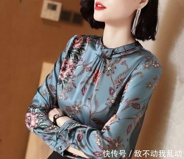  不媚：三月开车自驾游，奥黛小衫＋风衣，不俗不媚，高雅特有女人味