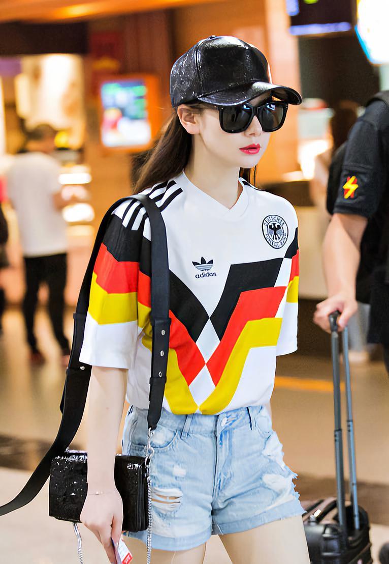 以为戚薇只是穿运动装很帅，没想到穿连衣裙这么婀娜，前凸后翘