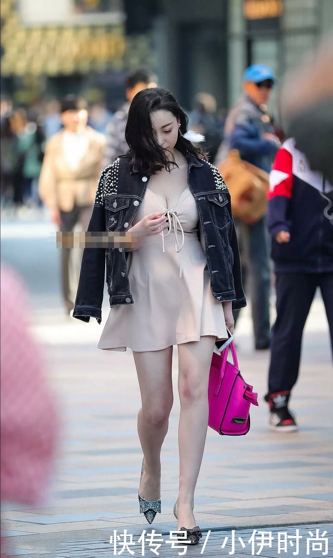 气质小姐姐吊带连衣裙尽显轻熟女范儿，网友：真让人羡慕嫉妒恨