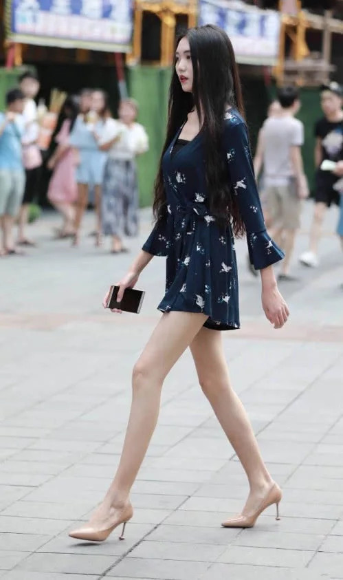 气质小姐姐身穿小短裙出街，天使般的笑容魔鬼身材般的身材