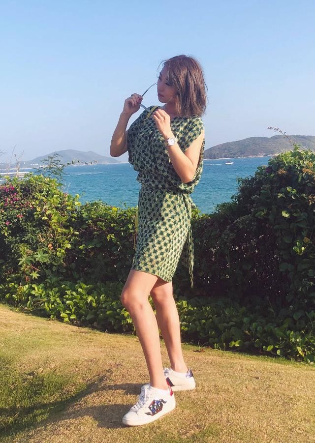 张丹峰经纪人毕滢私照曝光，年轻貌美，真替快50的洪欣捏把汗！