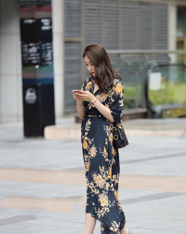 『西装』街拍美女:清新婉约的连衣裙,窈窕身姿,绽放不一般的魅力